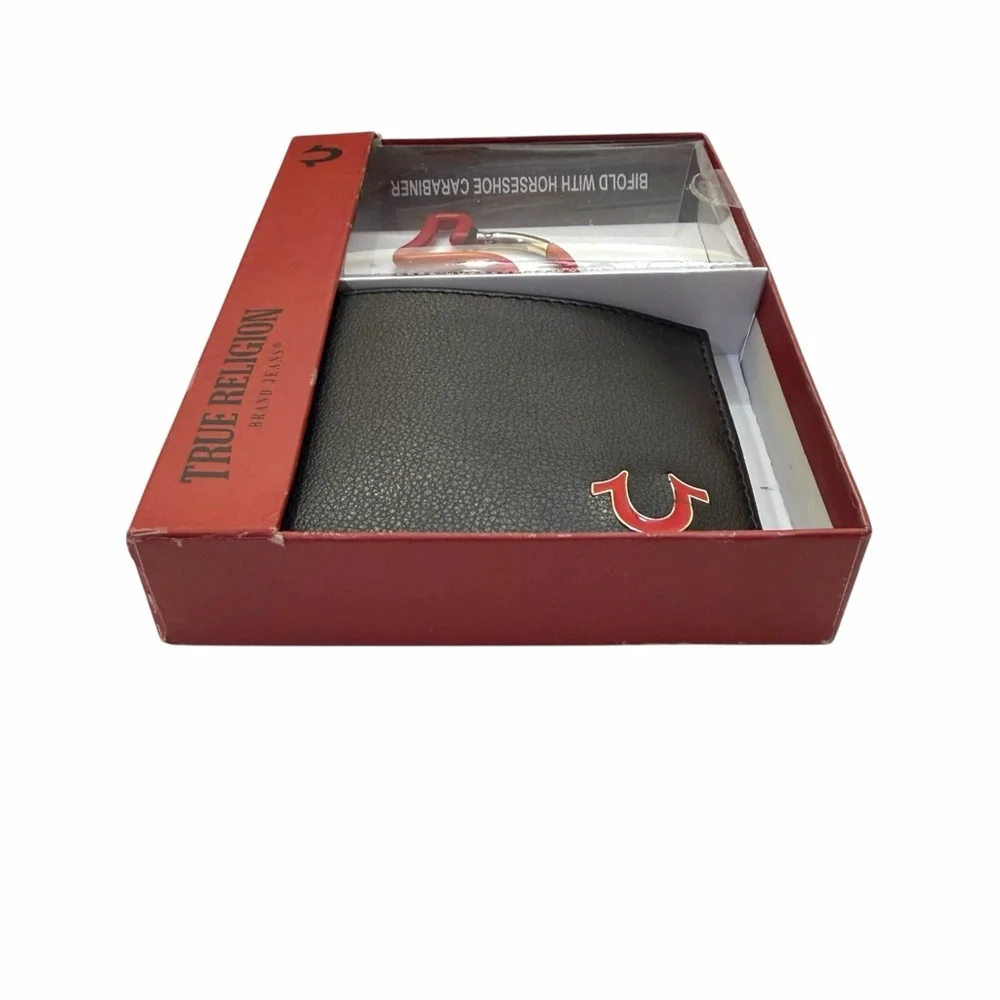 NIB True Religion Men’s Black Leather Bifold Wallet Red Horseshoe Carabiner Set